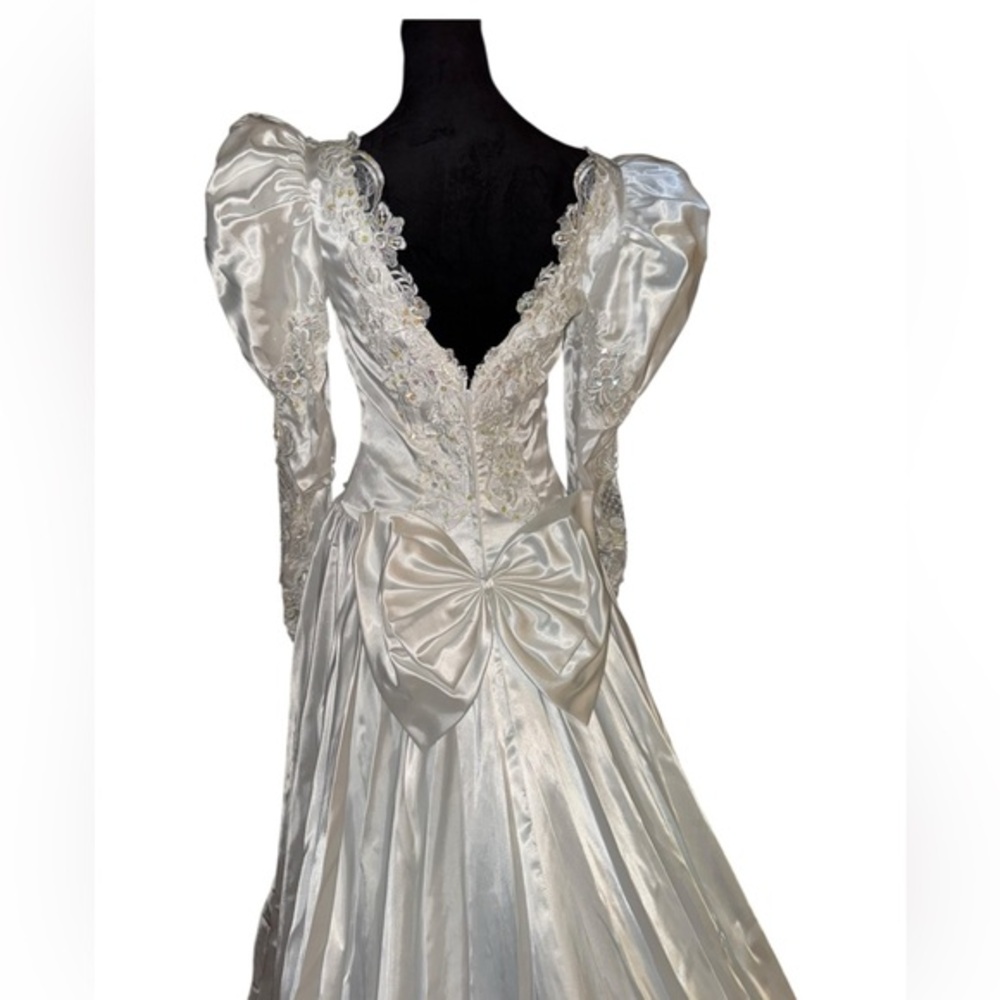 Vtg 1980s Beaded Pearl Lace Wedding Gown long Train satin lightweight Size 8 - Picture 3 of 16